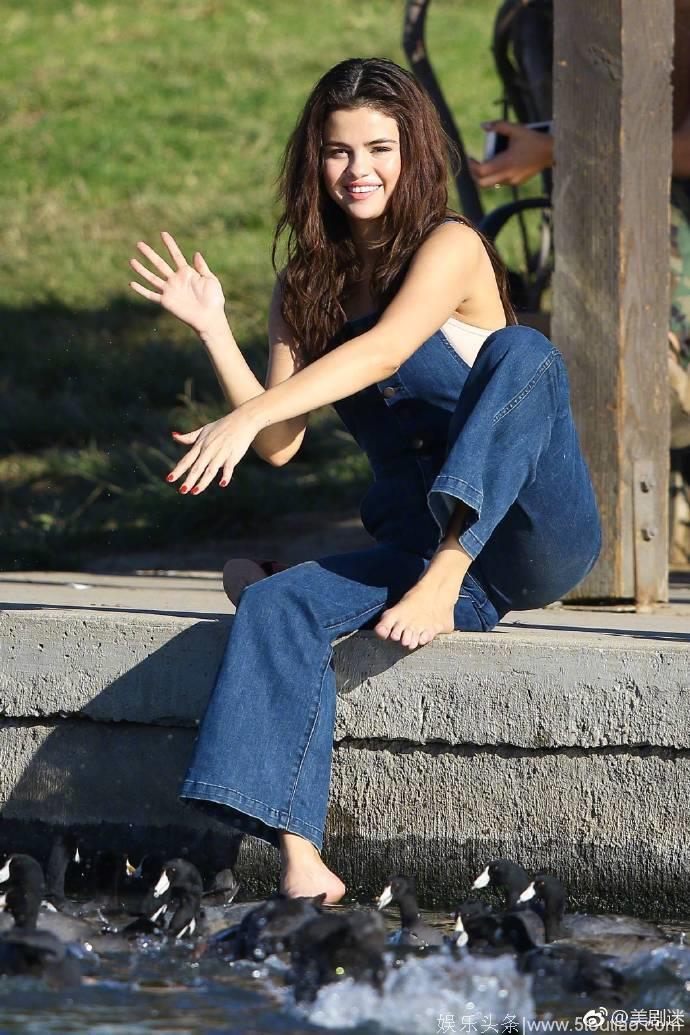 美！Selena Gomez今天在公园的近照！