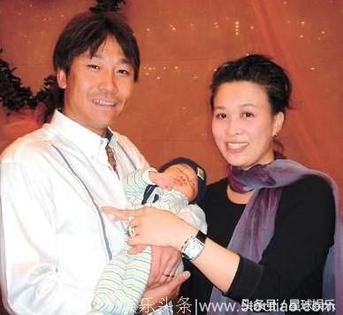 那英的另一面，烟从不离手，不化妆上不了台，对明星另一种认识！