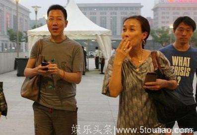 那英的另一面，烟从不离手，不化妆上不了台，对明星另一种认识！