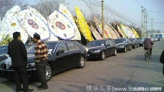 回顾赵本山父亲葬礼现场：圈内大腕纷纷到场 万人送别豪车长200米