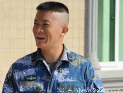 拍戏烧伤致面瘫，亲哥捧他13年，如今宁放弃高片酬也带着老婆