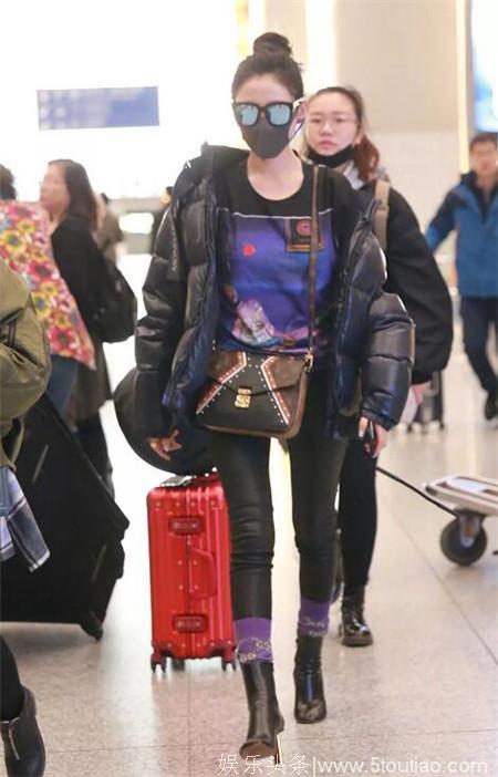 49岁伊能静穿金色百褶裙依旧似少女，脚上穿“土豪袜”成亮点！