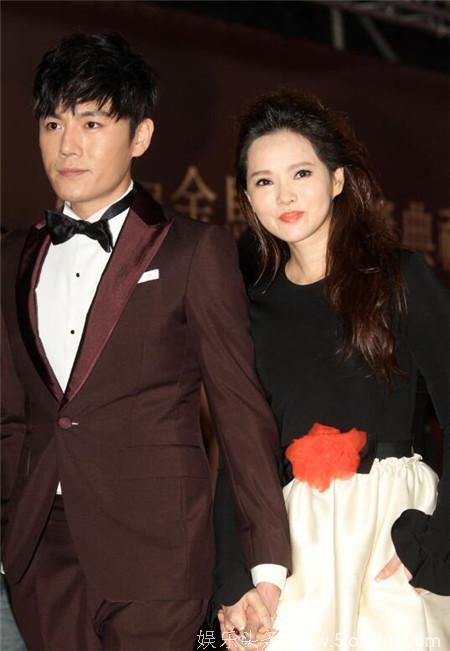49岁伊能静穿金色百褶裙依旧似少女，脚上穿“土豪袜”成亮点！
