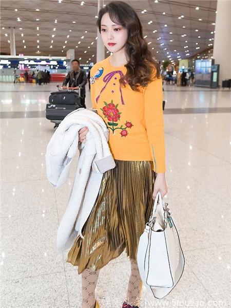 49岁伊能静穿金色百褶裙依旧似少女，脚上穿“土豪袜”成亮点！