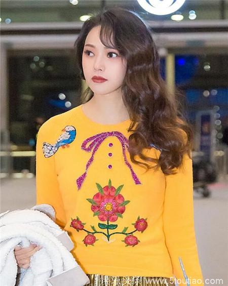 49岁伊能静穿金色百褶裙依旧似少女，脚上穿“土豪袜”成亮点！