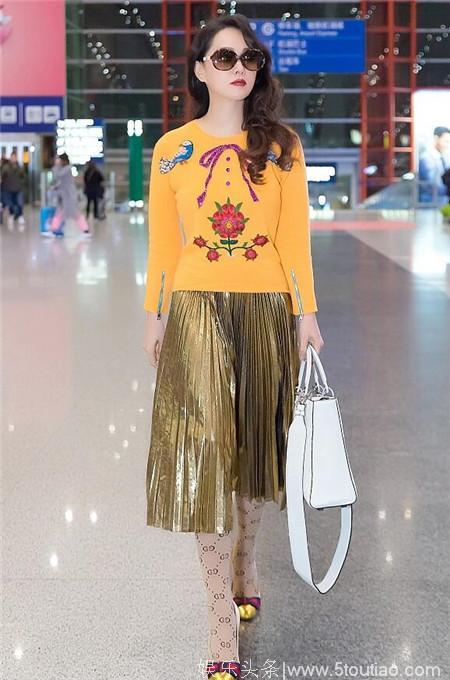 49岁伊能静穿金色百褶裙依旧似少女，脚上穿“土豪袜”成亮点！