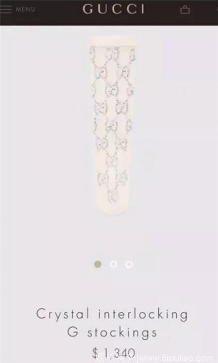 49岁伊能静穿金色百褶裙依旧似少女，脚上穿“土豪袜”成亮点！