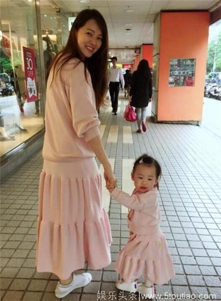 49岁伊能静穿金色百褶裙依旧似少女，脚上穿“土豪袜”成亮点！