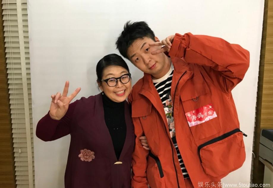 杜海涛妈妈晒与快乐家族合照，不忘谢娜，和吴昕紧贴脸颊像母女？