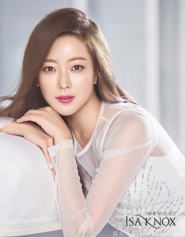 韩国女艺人金喜善代言化妆品牌拍宣传照