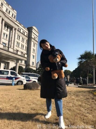 一件羽绒服穿十年！李念棉衣抱小熊少女感