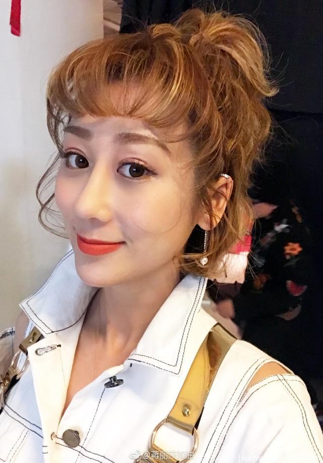 蒋丽莎打扮成少女颜值高，三岁女儿卖萌太可爱，像极陈浩民翻版！