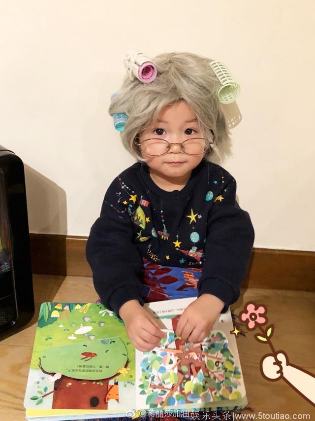 蒋丽莎打扮成少女颜值高，三岁女儿卖萌太可爱，像极陈浩民翻版！