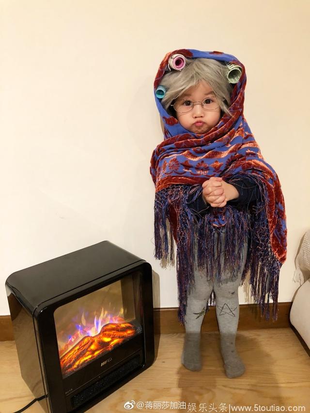 蒋丽莎打扮成少女颜值高，三岁女儿卖萌太可爱，像极陈浩民翻版！