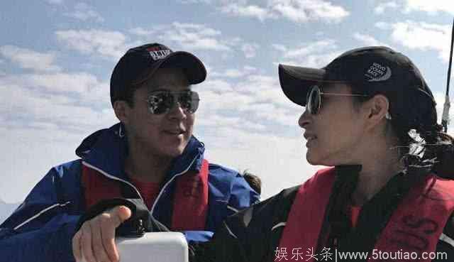 郭晶晶现身广东活动冻哭了，霍启刚又是硬生生撒了一把狗粮