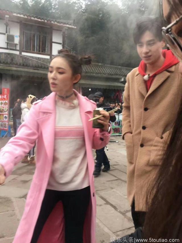 胡一天录节目被拍网友称超帅很有礼貌，路人镜头下胡的无修图帅吗