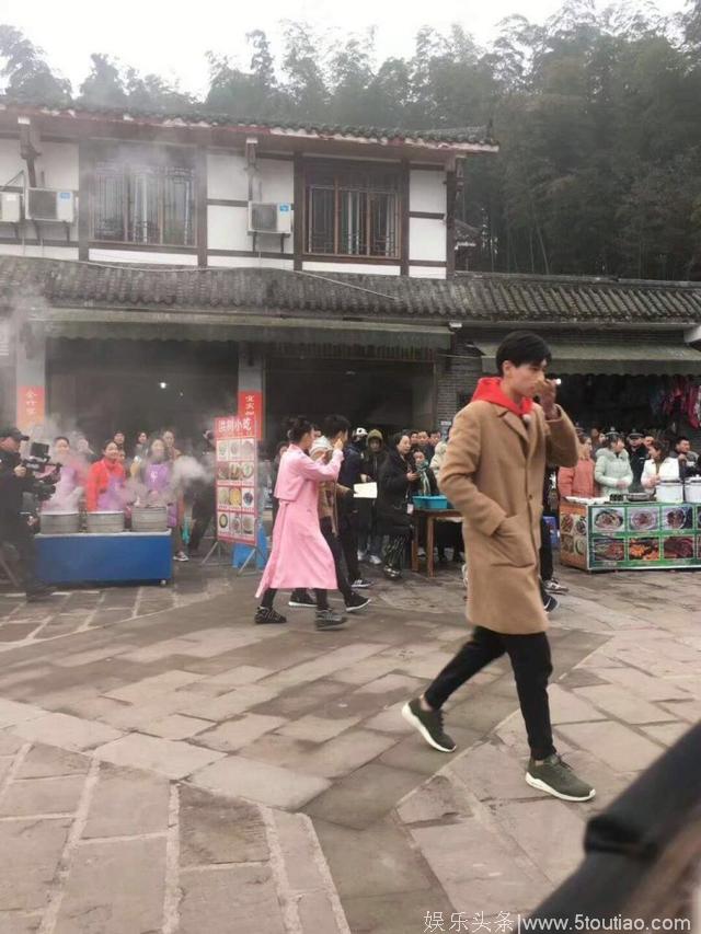 胡一天录节目被拍网友称超帅很有礼貌，路人镜头下胡的无修图帅吗
