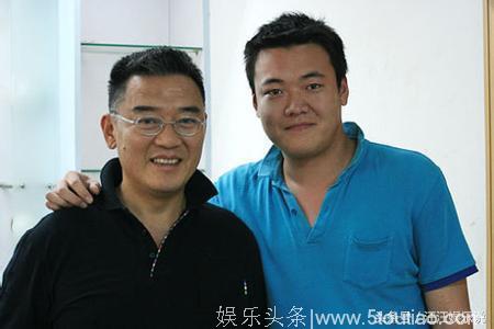66岁李立群全家近照，被沈腾再次带火，儿子多年不红女儿漂亮有才