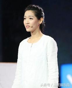 66岁李立群全家近照，被沈腾再次带火，儿子多年不红女儿漂亮有才