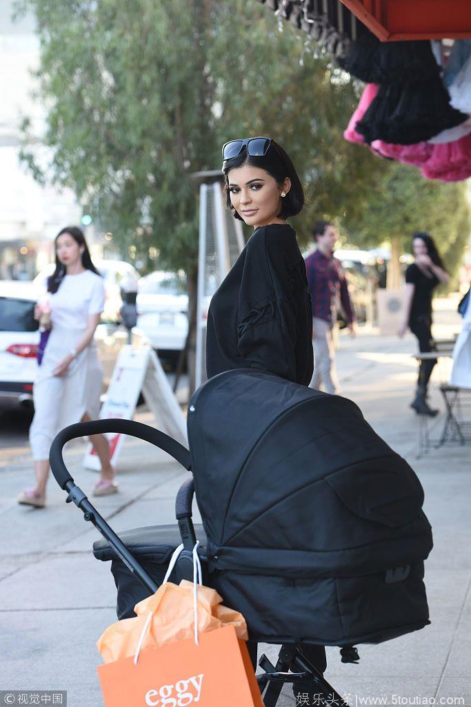 凯莉-詹娜首次推宝宝出街购物 精心挑选婴儿服