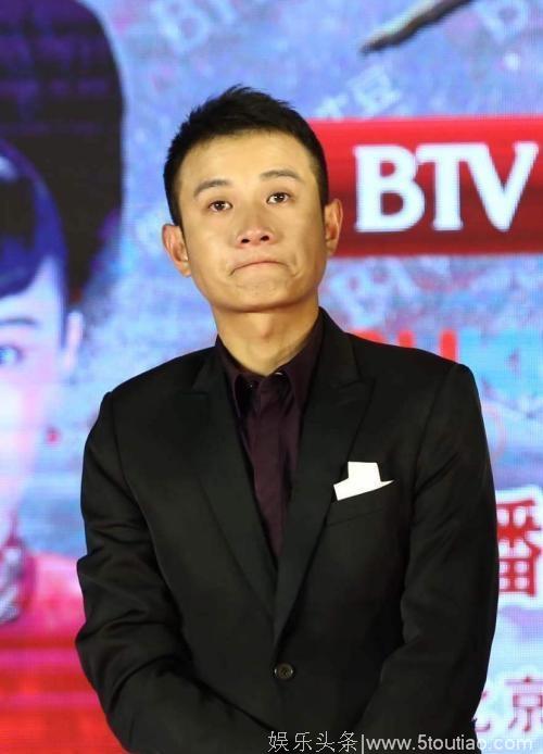 马伊琍寒风中突然脱掉大衣 众人目光都被她吸引了