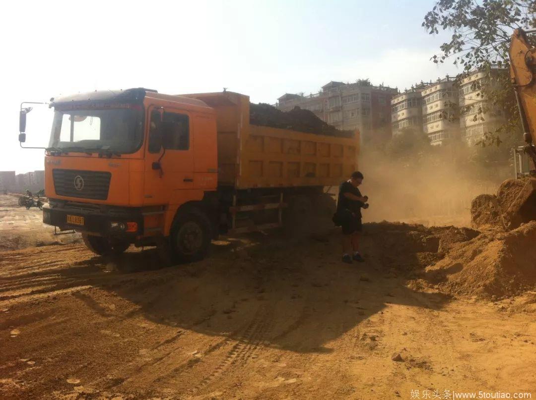 【视频】路遇肆意闯红灯的渣土车，打电话反映却被告知：那些渣土车有证！