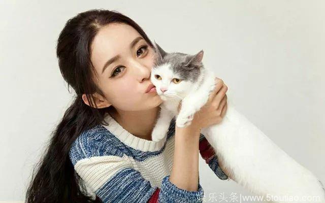 赵丽颖参加活动，脖子上的项链吸引眼球，难道有新情况了？