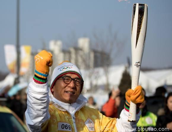 成龙接力韩国平昌冬奥会火炬，网友为此展开了一场激烈的“讨论”