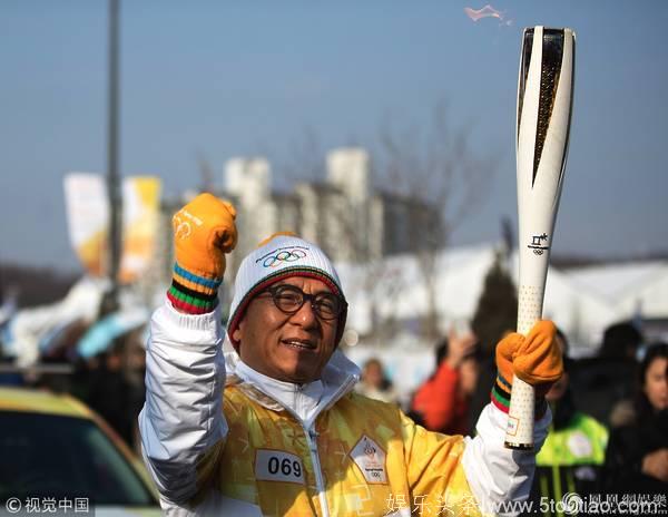 成龙参与2018平昌冬奥会火炬传递 骄傲握拳神采飞扬