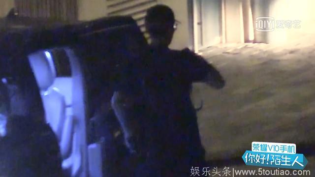 刘昊然不扶摔倒的残疾人被批太冷漠？可这些小细节似乎说明了什么