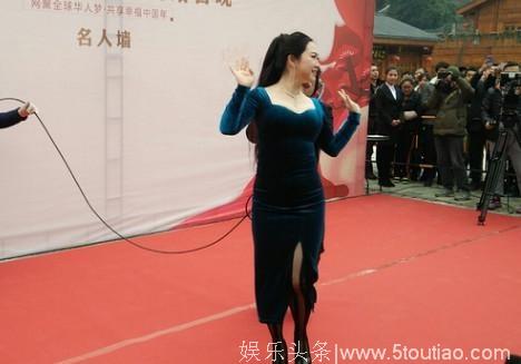 芙蓉姐姐穿20cm高跟走红毯 崴脚后竟然…