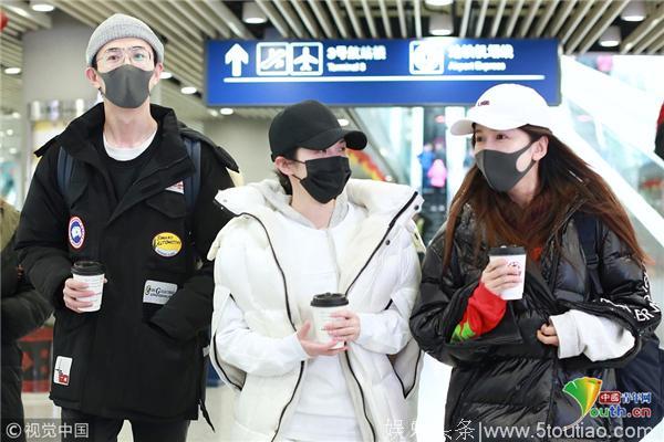 重友轻色！娄艺潇与好友开心热聊 懒理身旁男友
