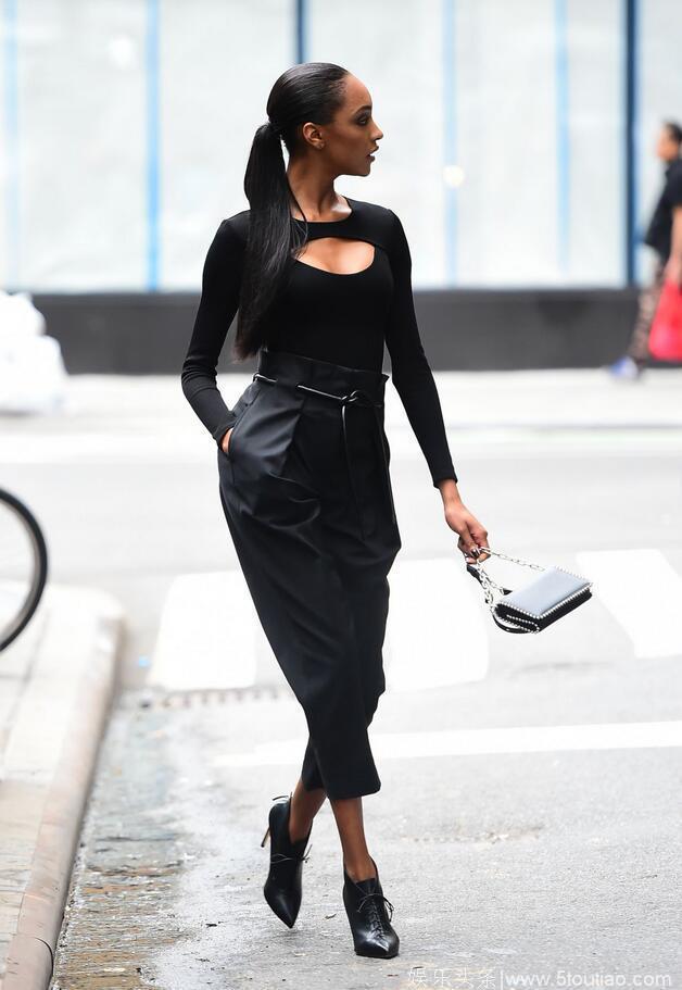 超模卓丹·邓纽约街头艳丽拍照，她的露背装风格有点特殊