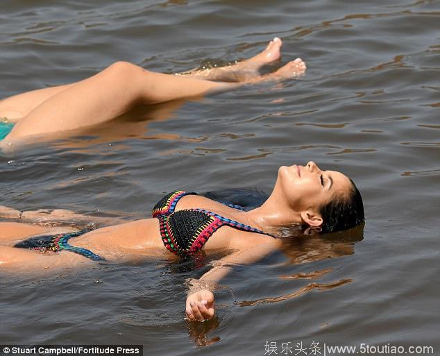 22岁英国超模黛米罗斯，佛得角盐湖玩漂浮，高人气名不虚传