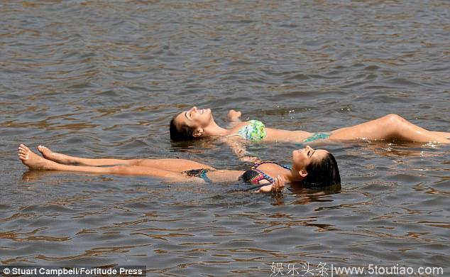 22岁英国超模黛米罗斯，佛得角盐湖玩漂浮，高人气名不虚传