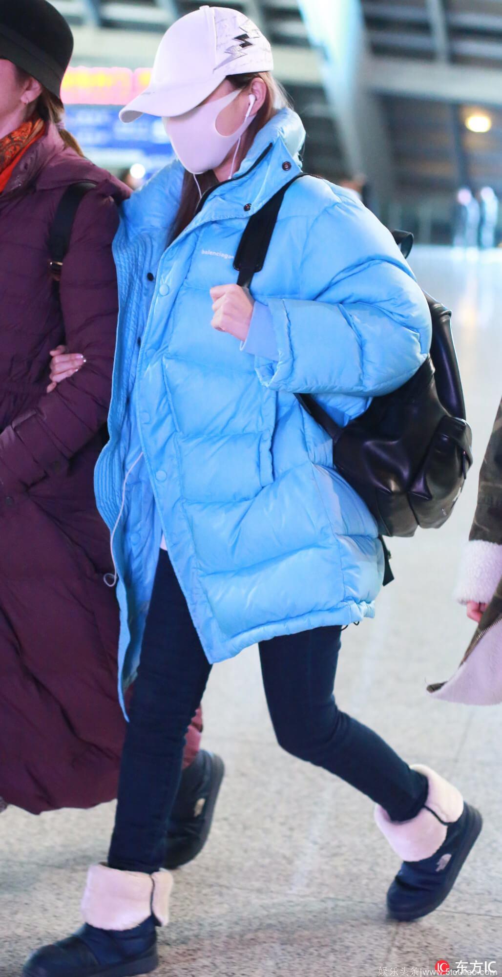 李小璐拉着妈妈走机场，她瘦了好多，穿得终于正常了！