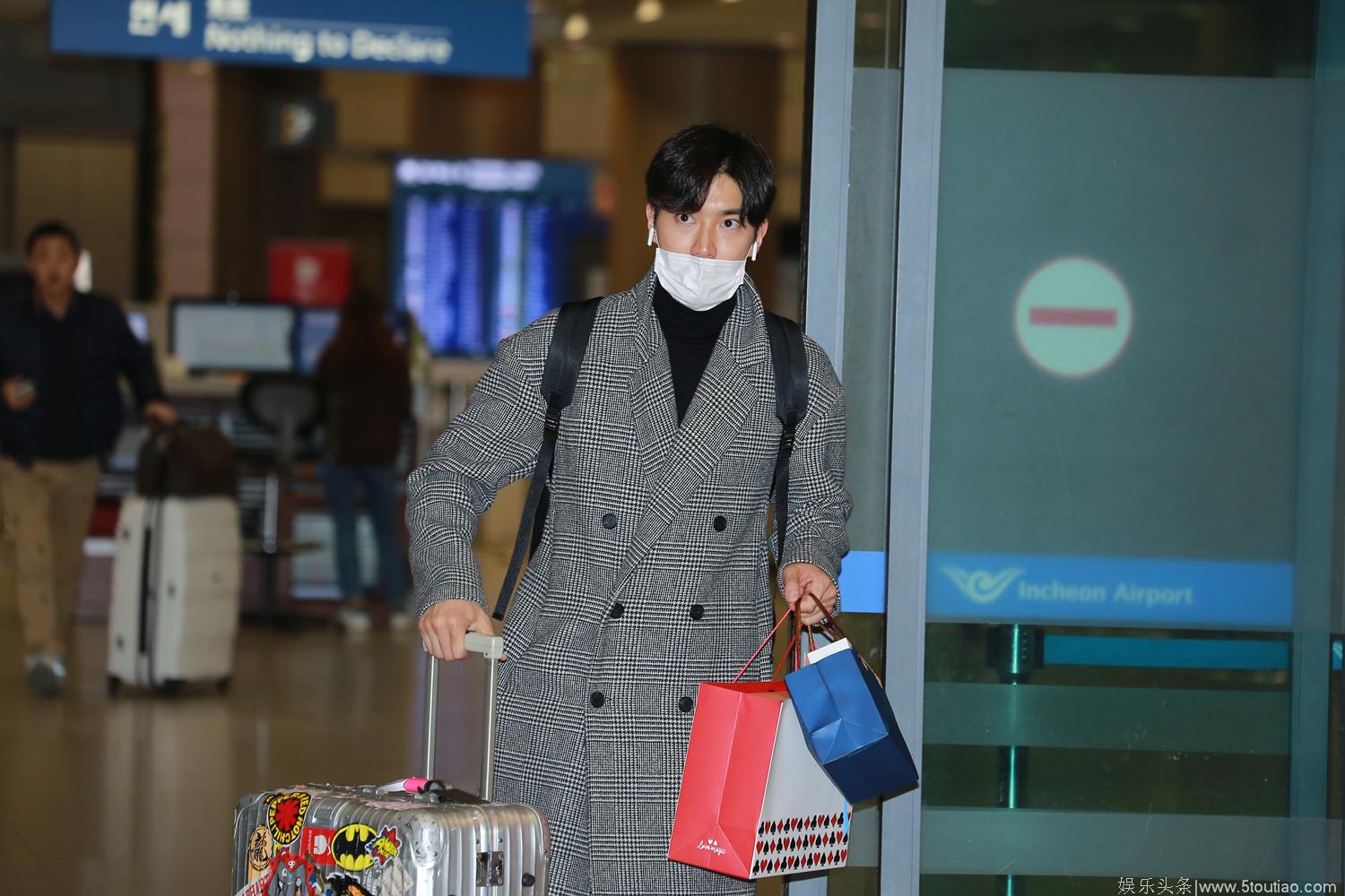 Super Junior始源深夜返韩 机场同粉丝互动心情好