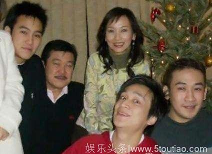 赵雅芝与丈夫牵手回家过年，一旁的儿子颜值太高狂抢镜