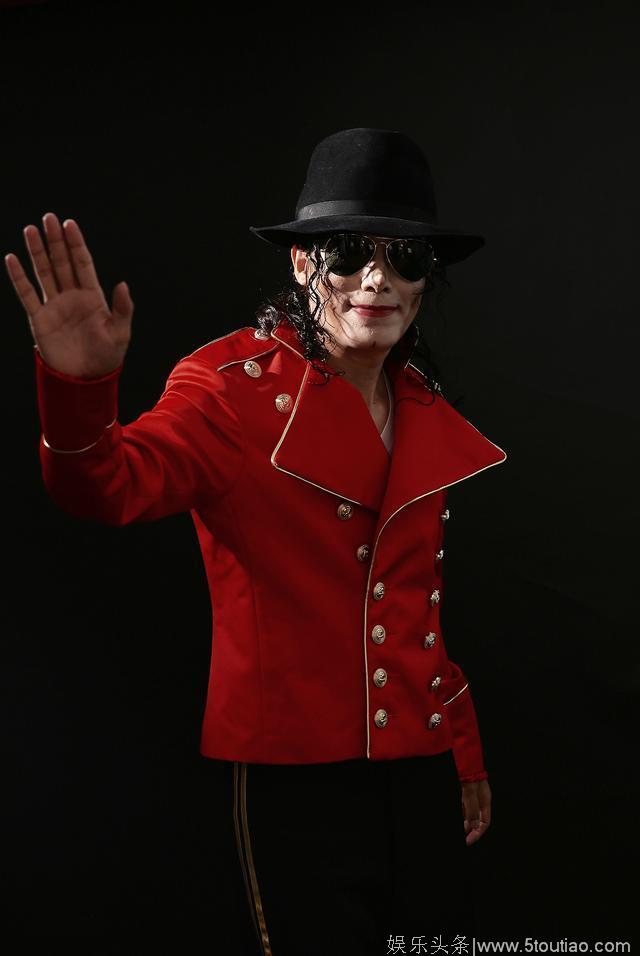 中国小伙因太像“迈克尔杰克逊”常被粉丝当成是“MJ”蜡像