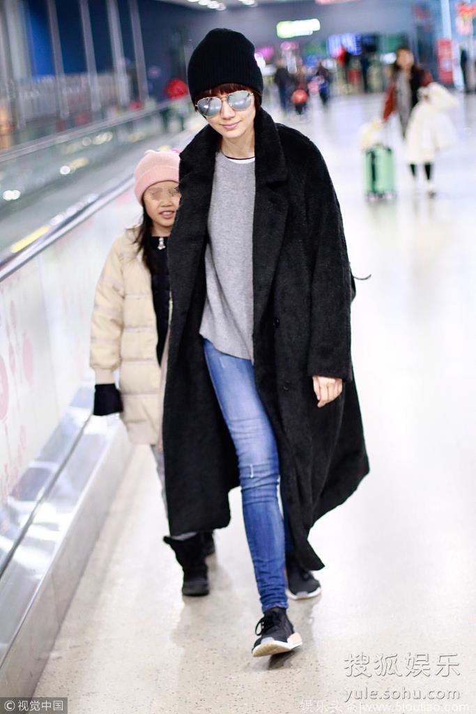 袁泉携女儿回上海过年 全程牵手挡镜头爱女心切