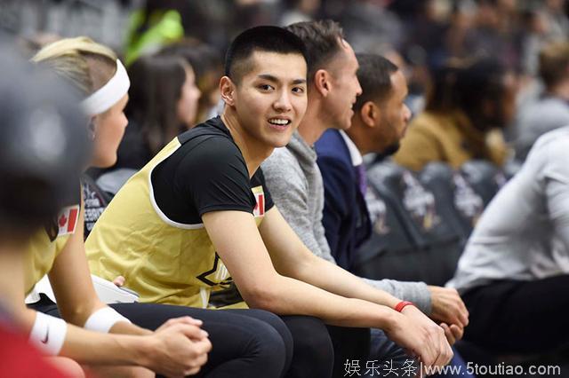 吴亦凡征战NBA名人赛创历史，与天王比伯做队友，球迷疯狂打call