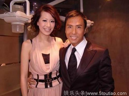 甄子丹过年悉尼度假左拥右抱，原来妻子和女儿一样年轻