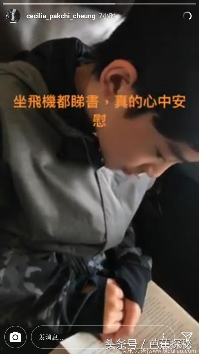 张柏芝教子有方，谢振轩Lucas在飞机上还不忘学习