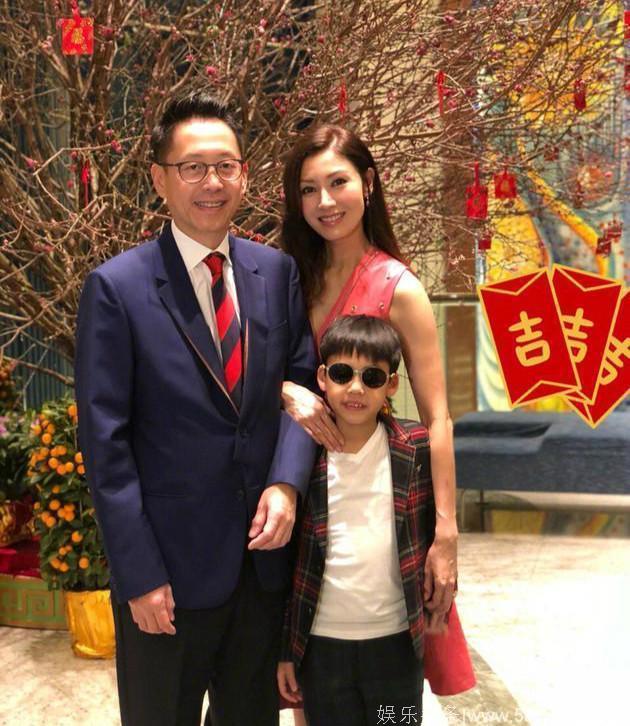 港台明星新年晒全家福：李嘉欣儿子抢镜，陈豪一家五口太温馨