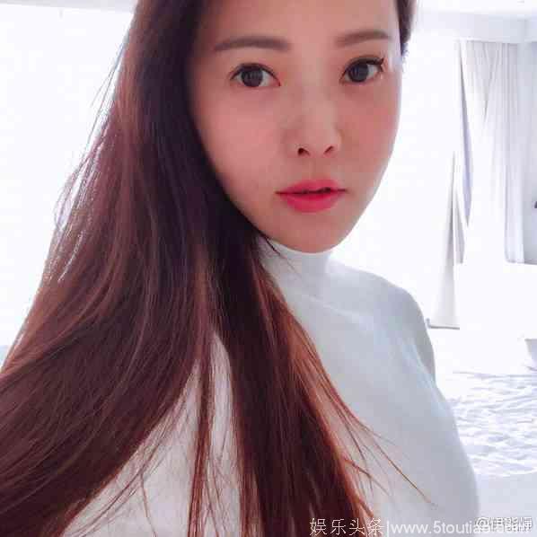 伊能静带女儿赴厦门过年 半卧床头秀婀娜身段