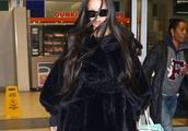 蕾哈现身机场，她身穿黑衣搭配运动裤、雪地靴似“熊出没”