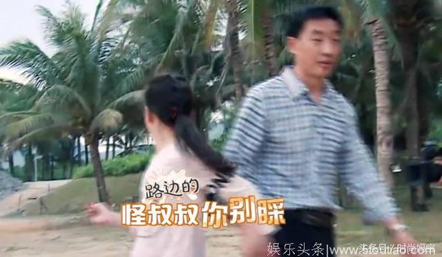 小泡芙多次提醒刘畊宏要躲起来，担心他的妆容会吓到路人，超暖心