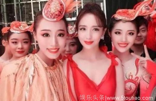 佟丽娅春晚后台和群演合照曝光：360度无死角美女，名不虚传！