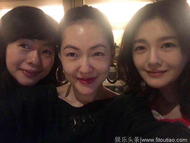 大S汪小菲一家春节出游，汪小菲抱着熟睡女儿让老婆悠闲逛街