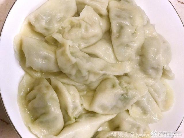 黄磊为家人做饺子满脸幸福，网友打趣“瘦了瘦了”！